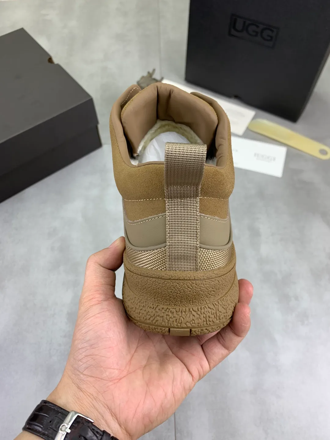 Men's shoes 💰P640 New IUGGI New New Tire Men's Shoes Real cowhide on the outside, Australian wool on the inside, light and easy to put on, brand logo, full of high-end feel, men's style! Men's style! Rarely seen in the market are retro outdoor shoes. They look great on the feet. Mainly because they are so stylish, comfortable and versatile. Color: black, gray, maroon. Size: 39-44